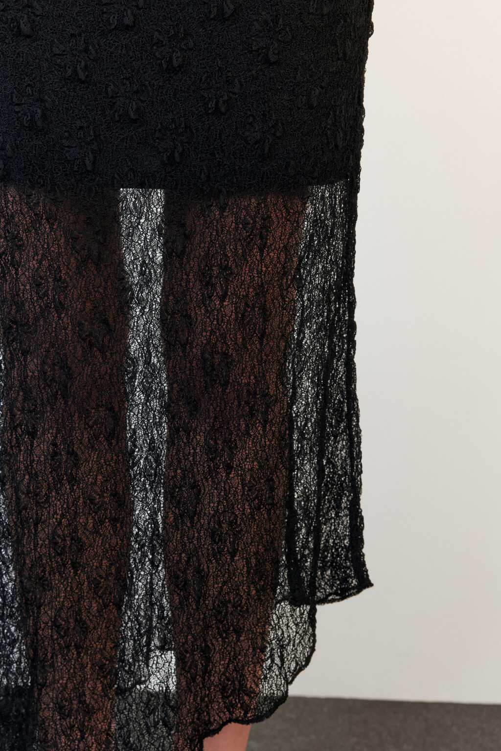 Юбка миди кружевная с асимметричным низом - цвет черный - 6