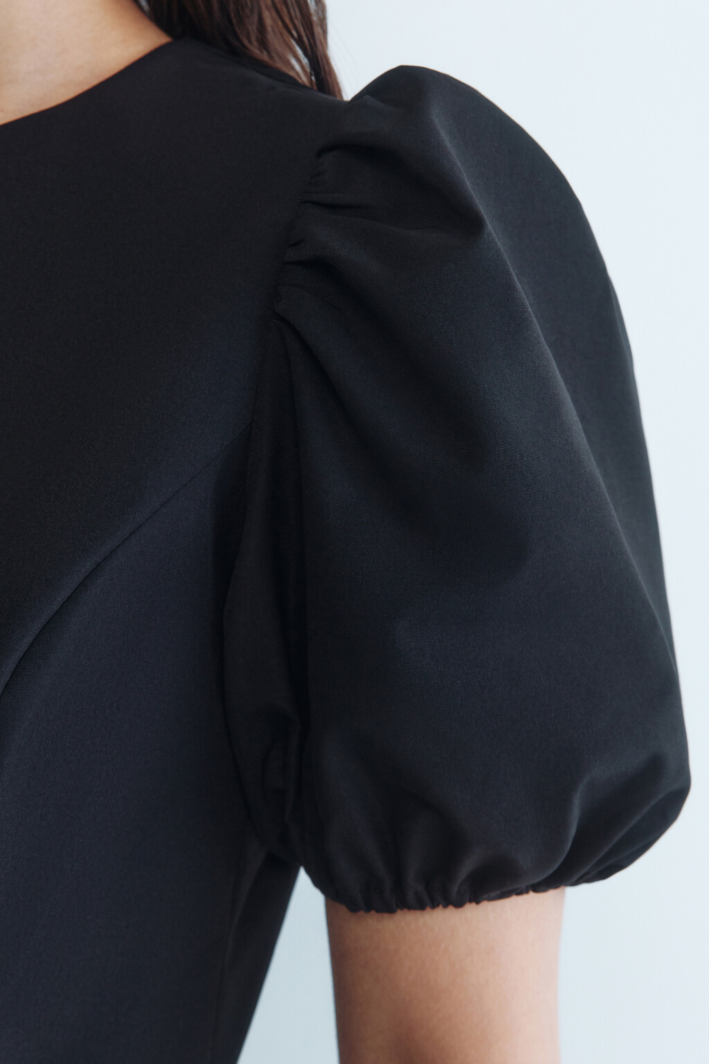 Платье мини с рукавами-фонариками - цвет черный - 7