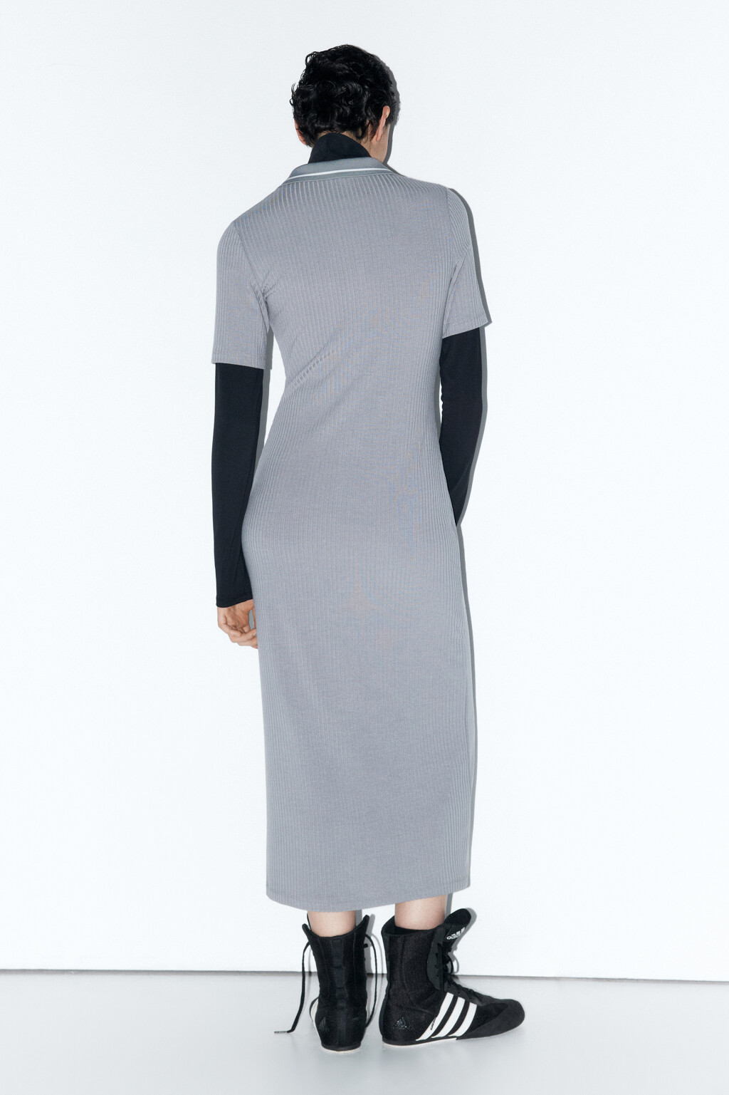 Платье-поло миди облегающее в рубчик - цвет серый - 4