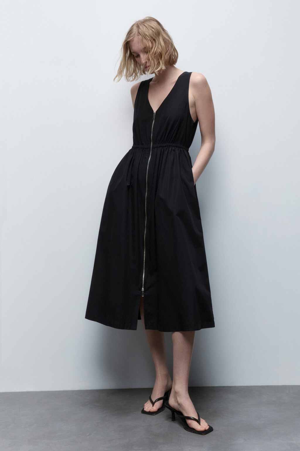 Платье-сарафан миди приталенное на молнии - цвет черный - 1