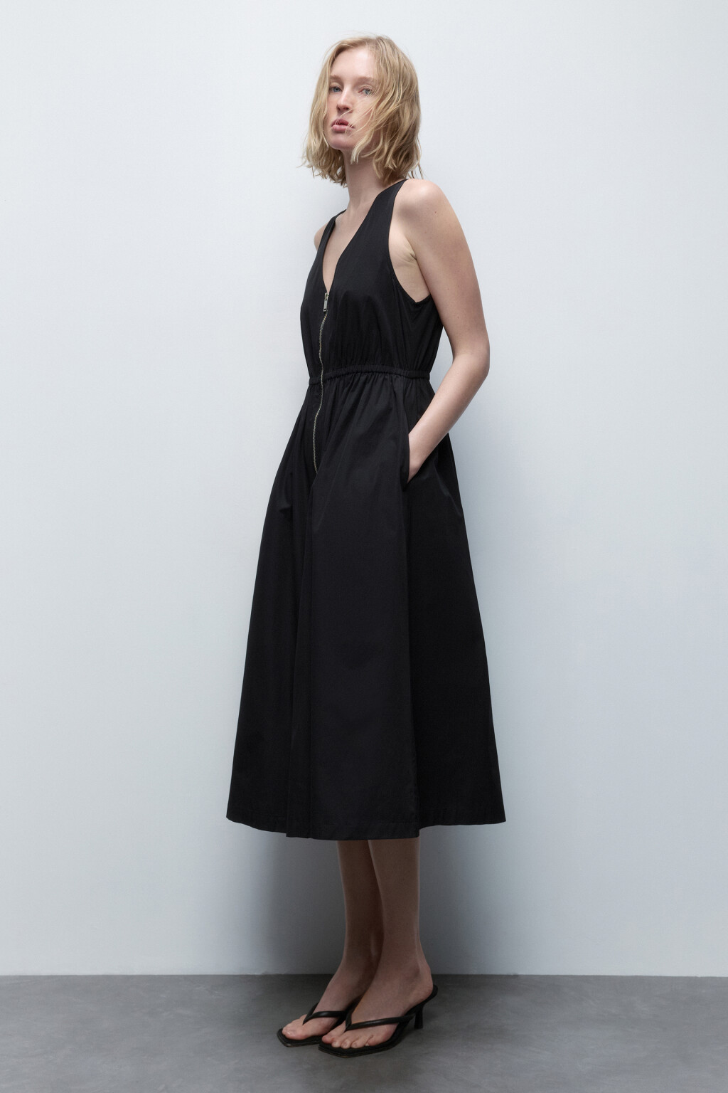 Платье-сарафан миди приталенное на молнии - цвет черный - 2