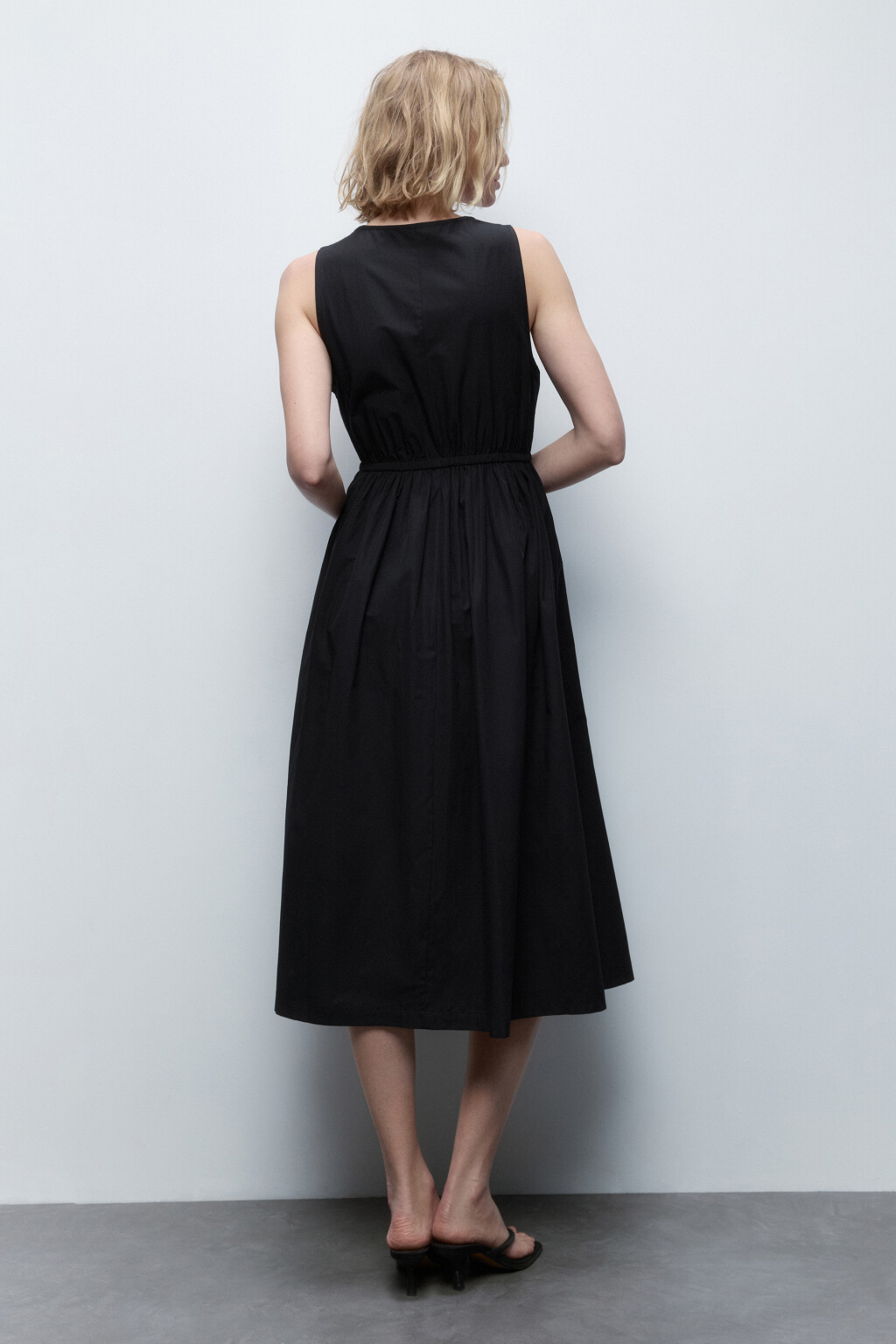 Платье-сарафан миди приталенное на молнии - цвет черный - 3