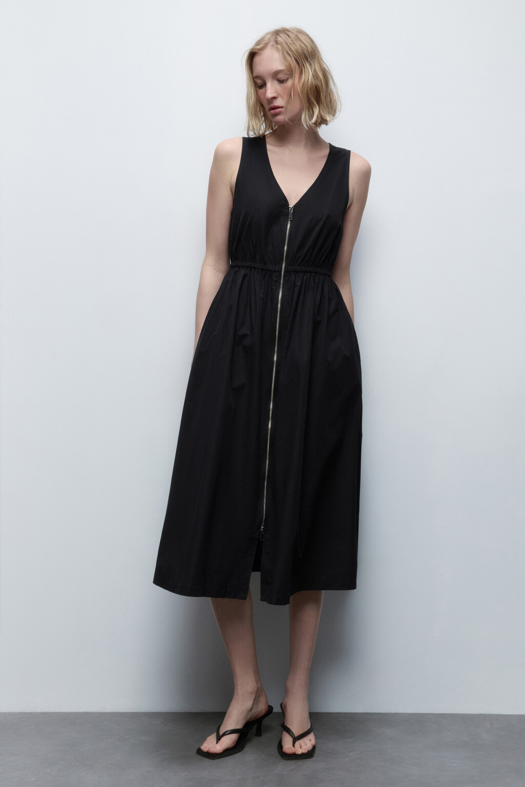 Платье-сарафан миди приталенное на молнии - цвет черный - 4