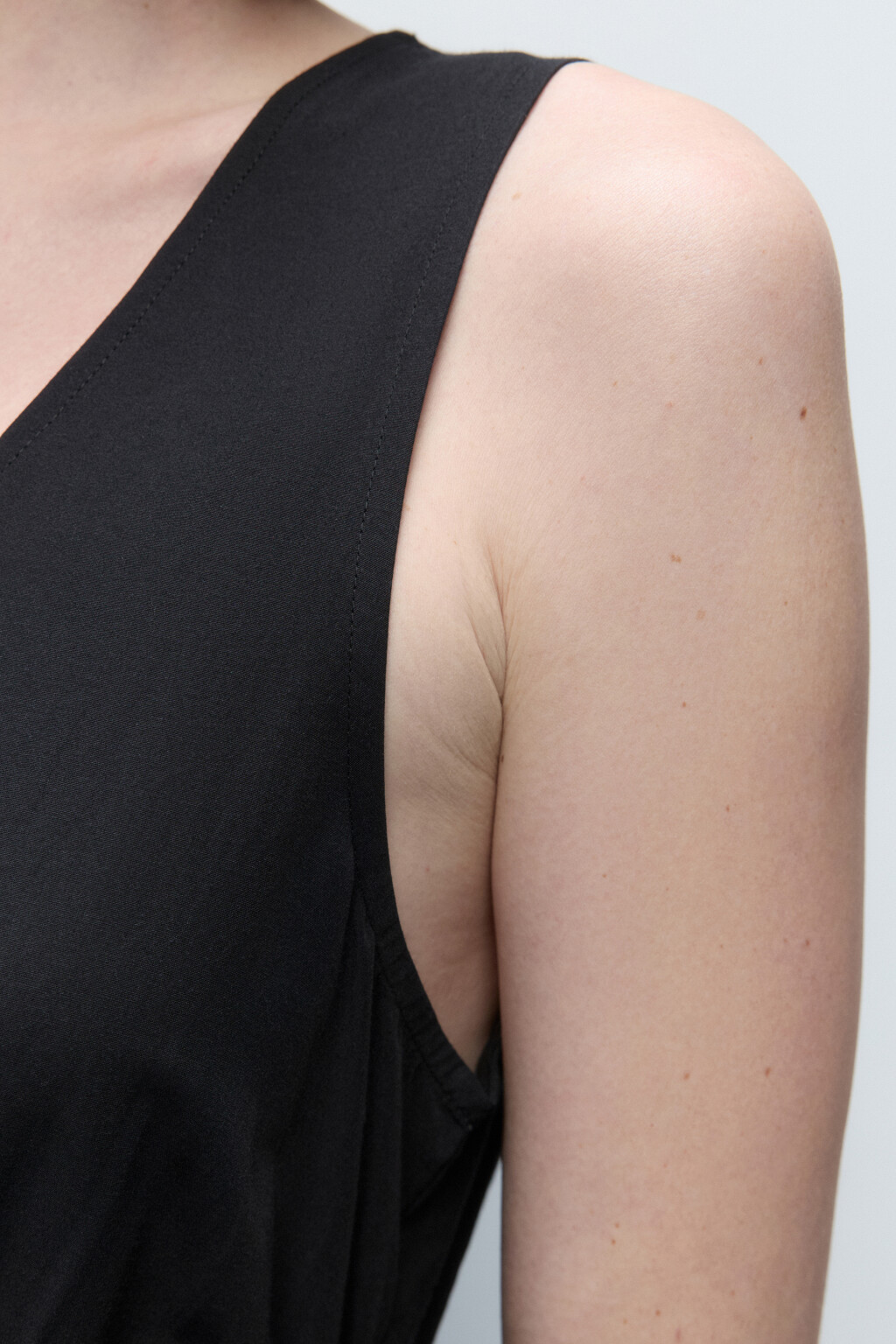 Платье-сарафан миди приталенное на молнии - цвет черный - 6