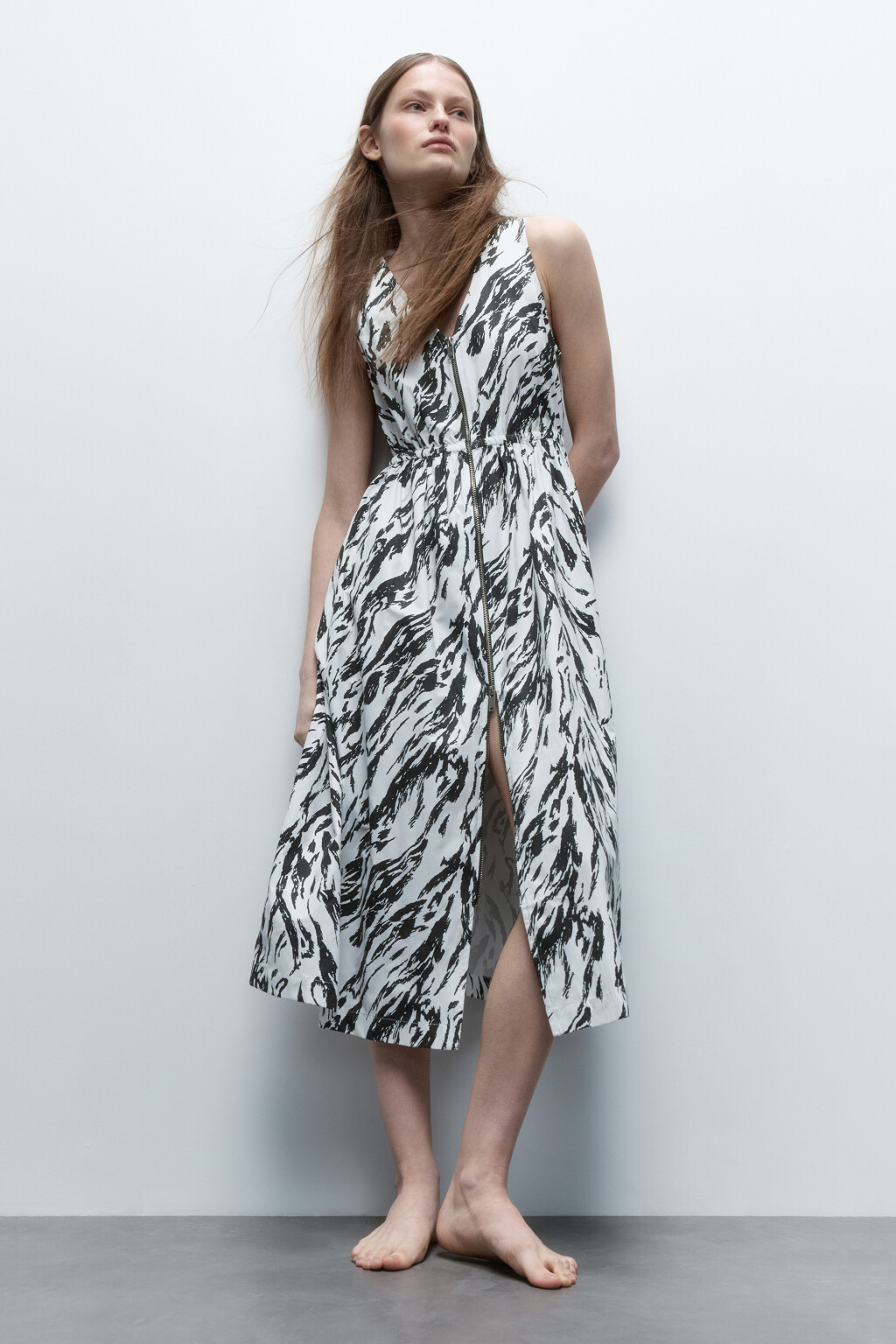 Платье-сарафан миди приталенное на молнии - цвет черный - 1