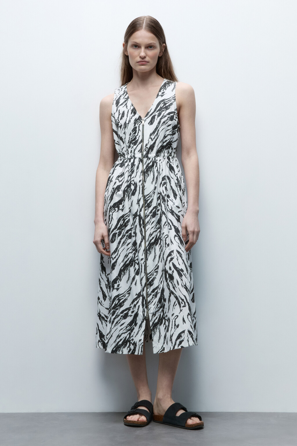 Платье-сарафан миди приталенное на молнии - цвет черный - 2