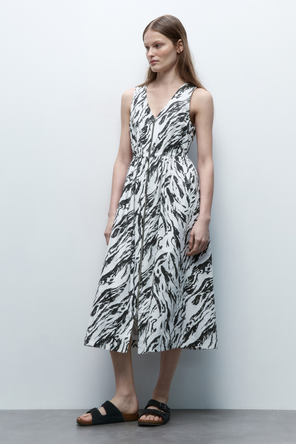 Платье-сарафан миди приталенное на молнии - цвет черный - 3