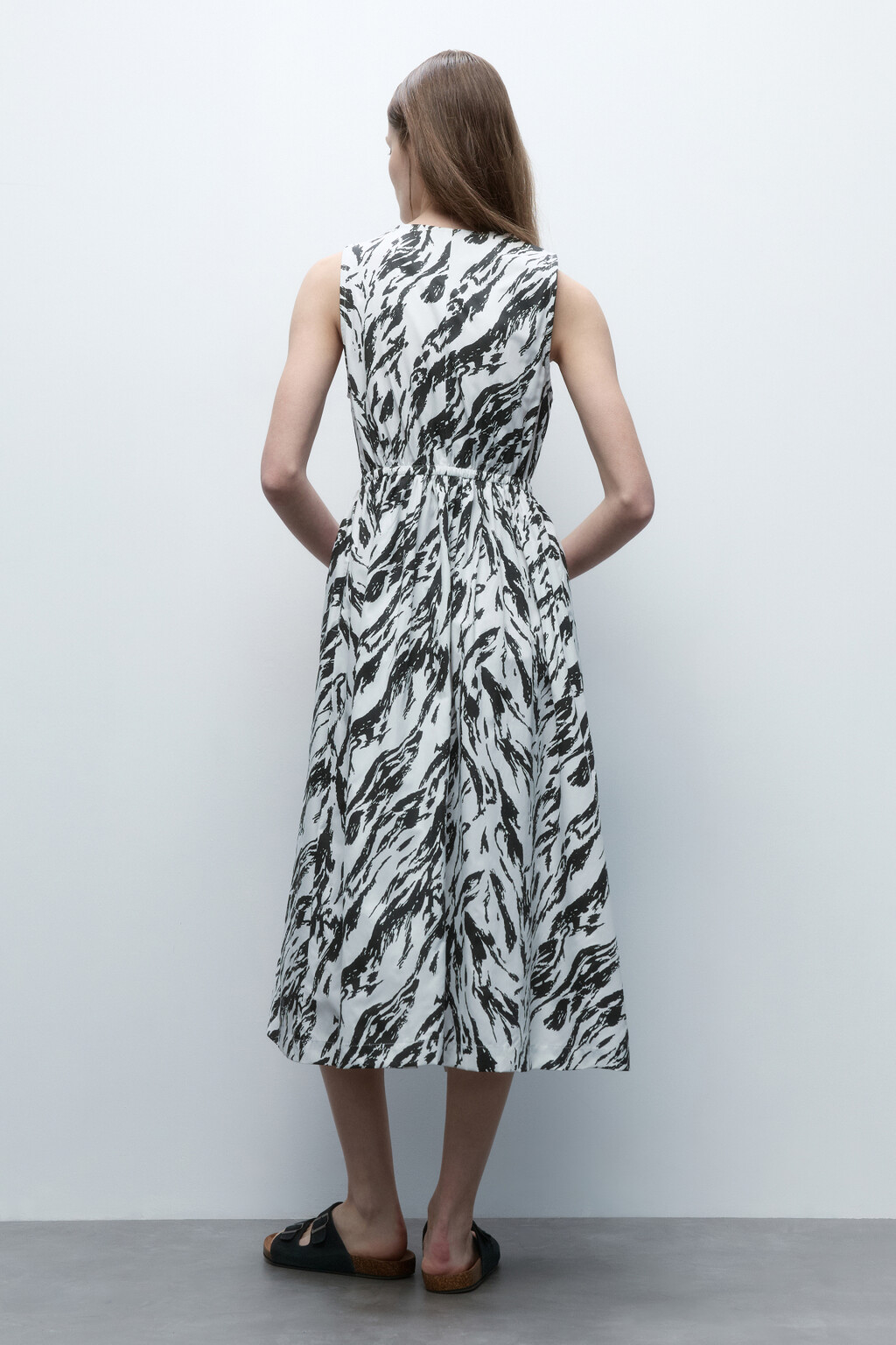 Платье-сарафан миди приталенное на молнии - цвет черный - 4