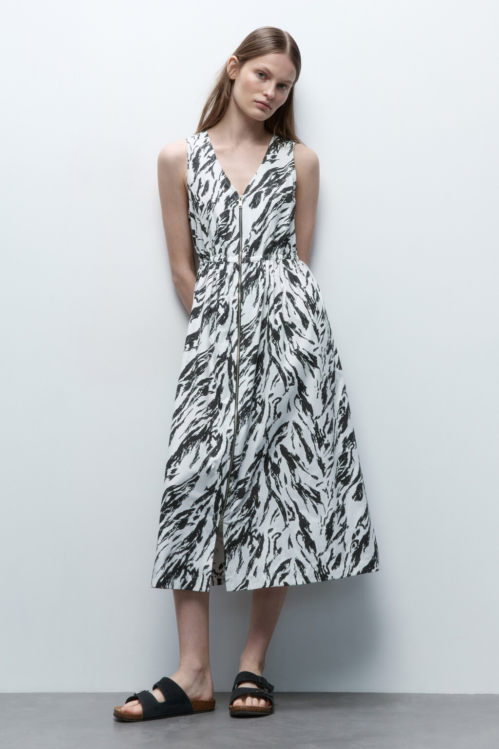 Платье-сарафан миди приталенное на молнии - цвет черный - 5