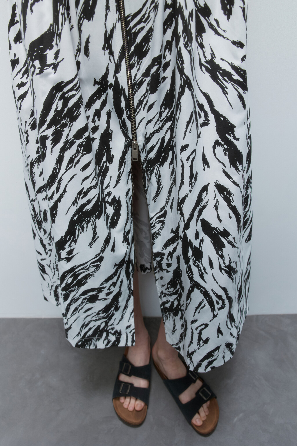 Платье-сарафан миди приталенное на молнии - цвет черный - 7