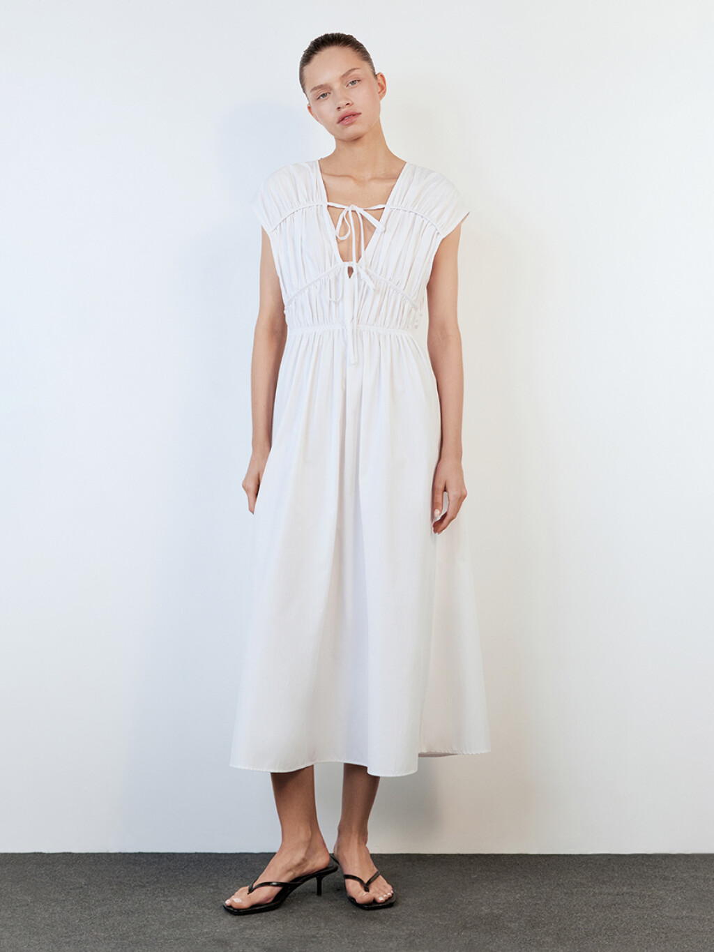 Платье-сарафан миди приталенное с завязками - цвет белый - 2