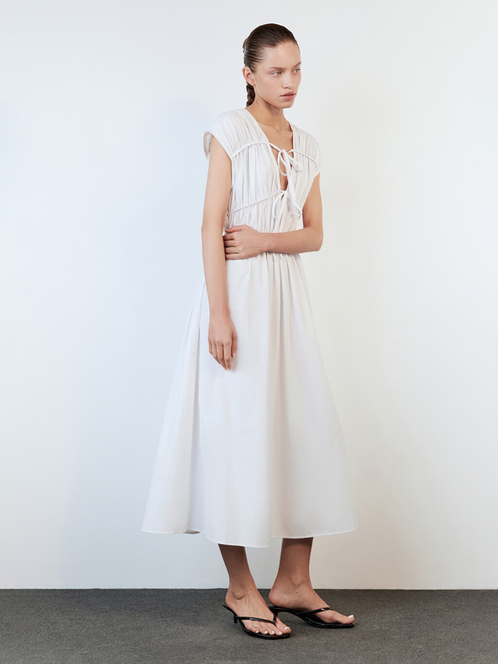Платье-сарафан миди приталенное с завязками - цвет белый - 3