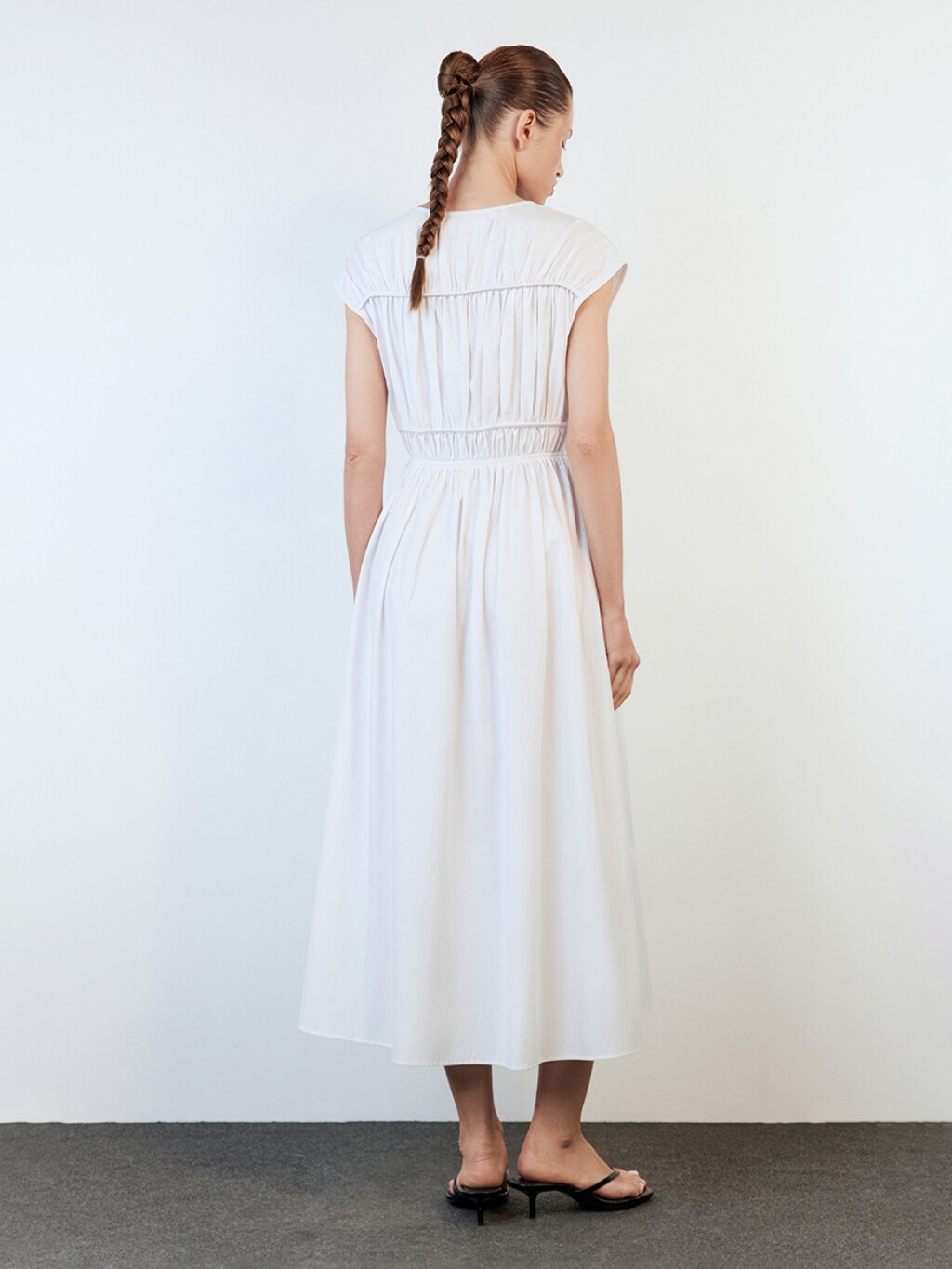 Платье-сарафан миди приталенное с завязками - цвет белый - 4