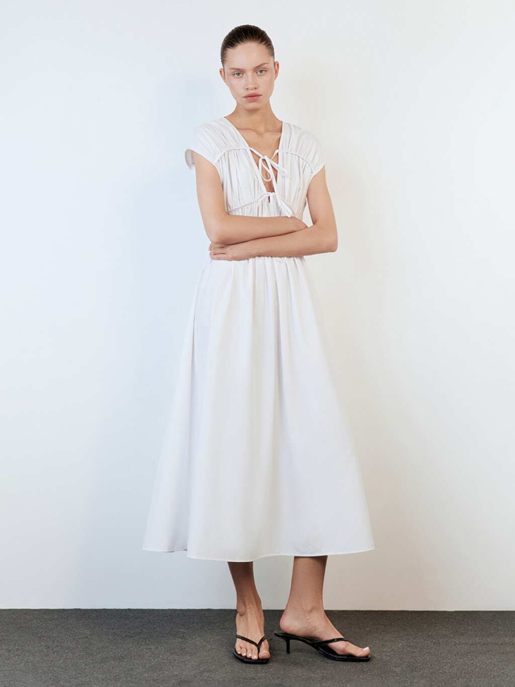 Платье-сарафан миди приталенное с завязками - цвет белый - 5