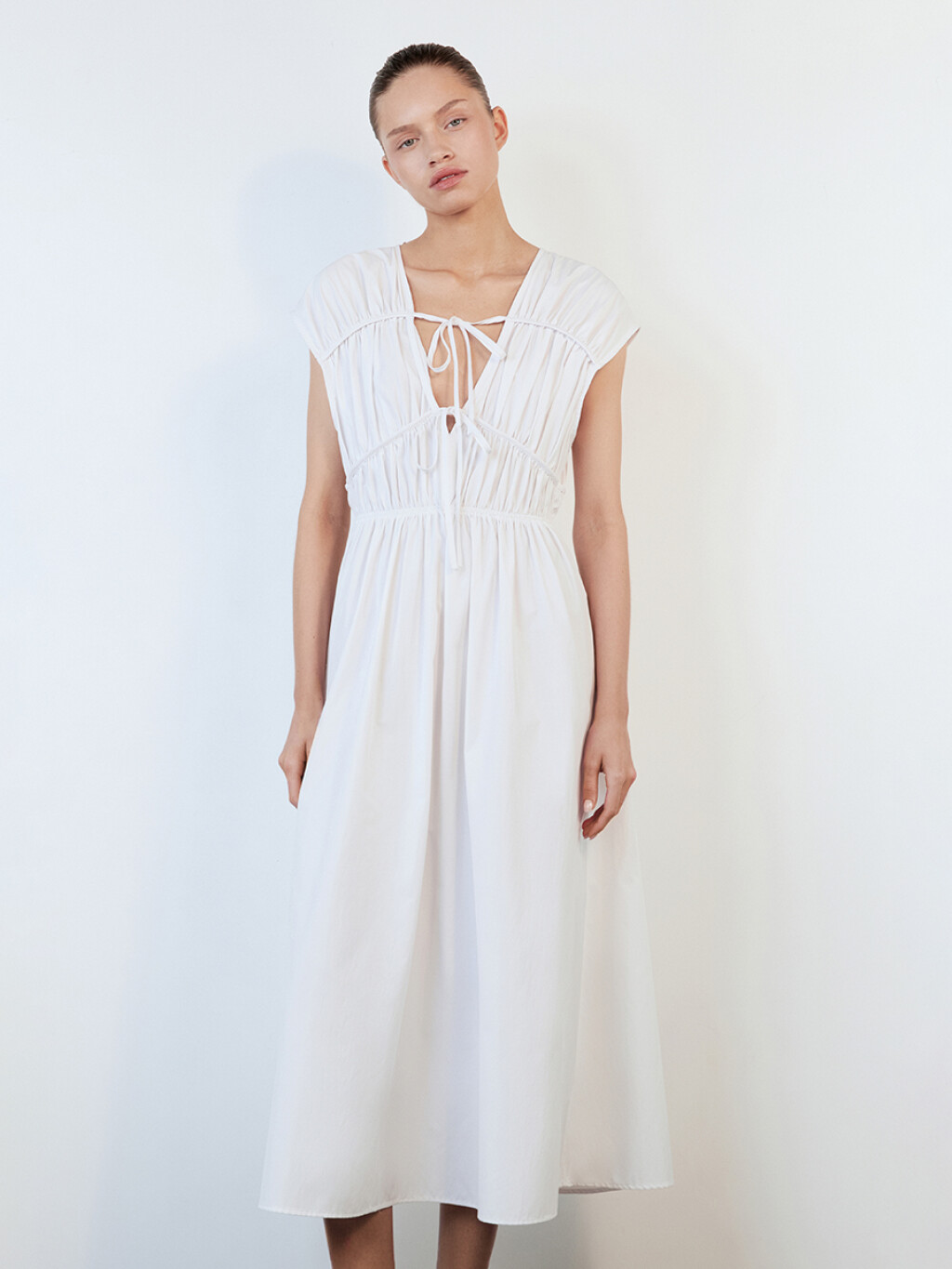 Платье-сарафан миди приталенное с завязками - цвет белый - 8