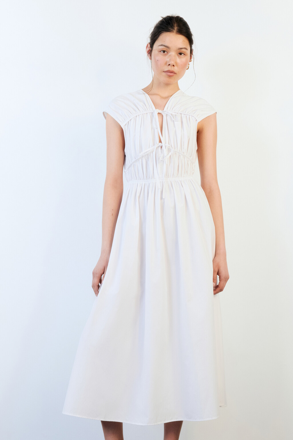 Платье-сарафан миди приталенное с завязками - цвет белый - 9