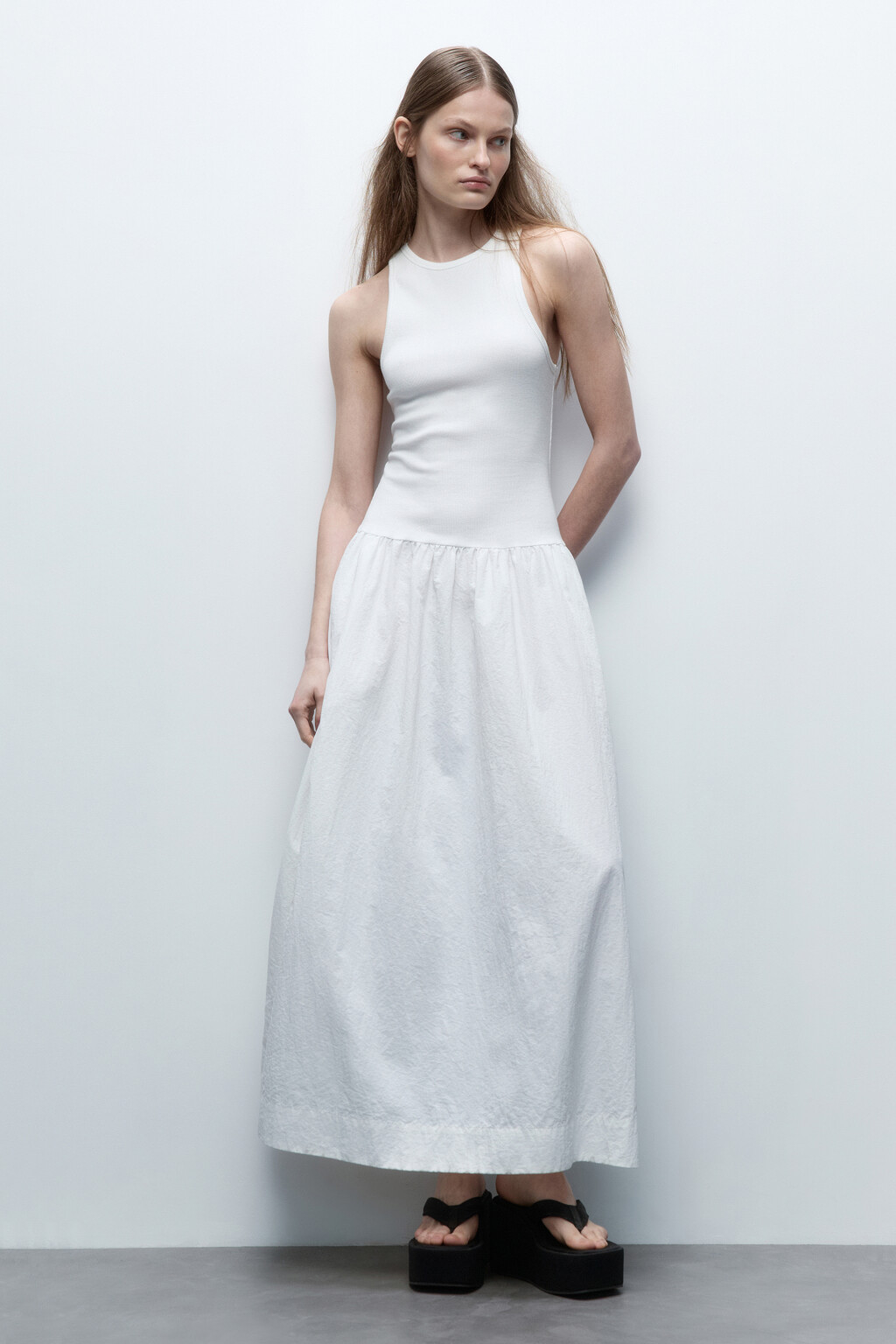 Платье-сарафан с верхом из майки в рубчик - цвет белый - 2