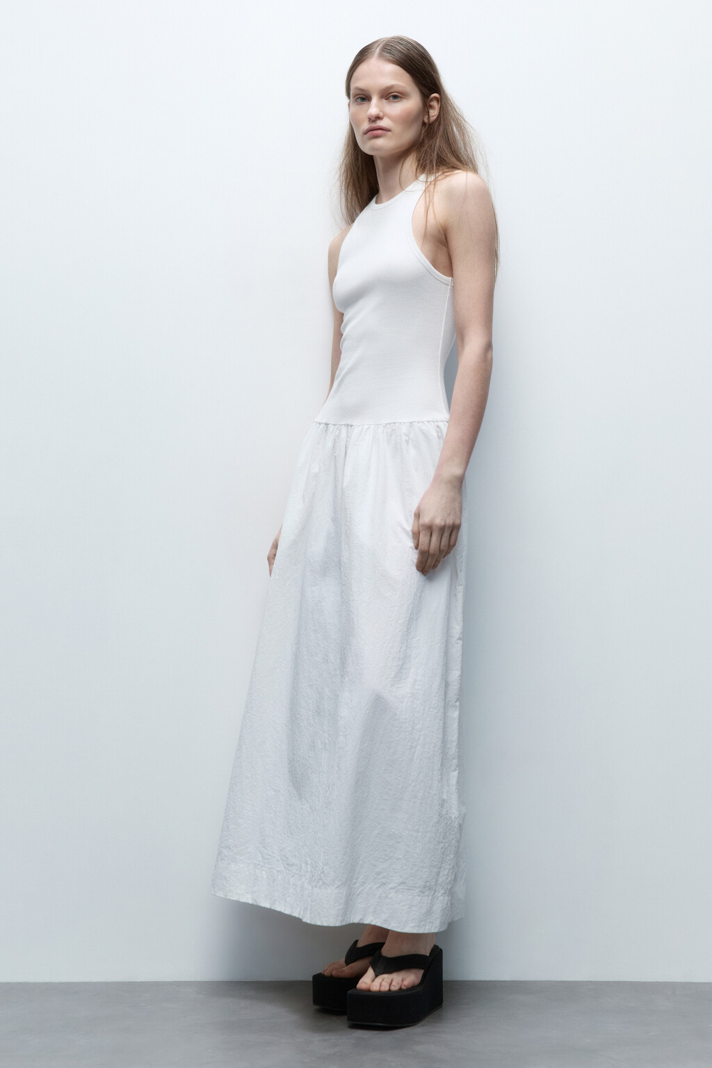 Платье-сарафан с верхом из майки в рубчик - цвет белый - 3