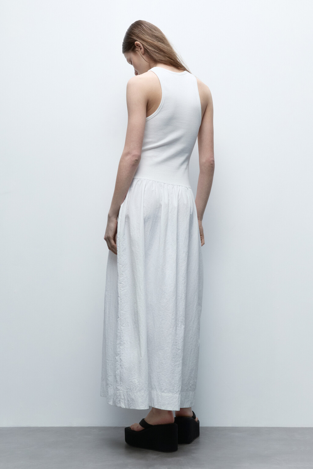Платье-сарафан с верхом из майки в рубчик - цвет белый - 4