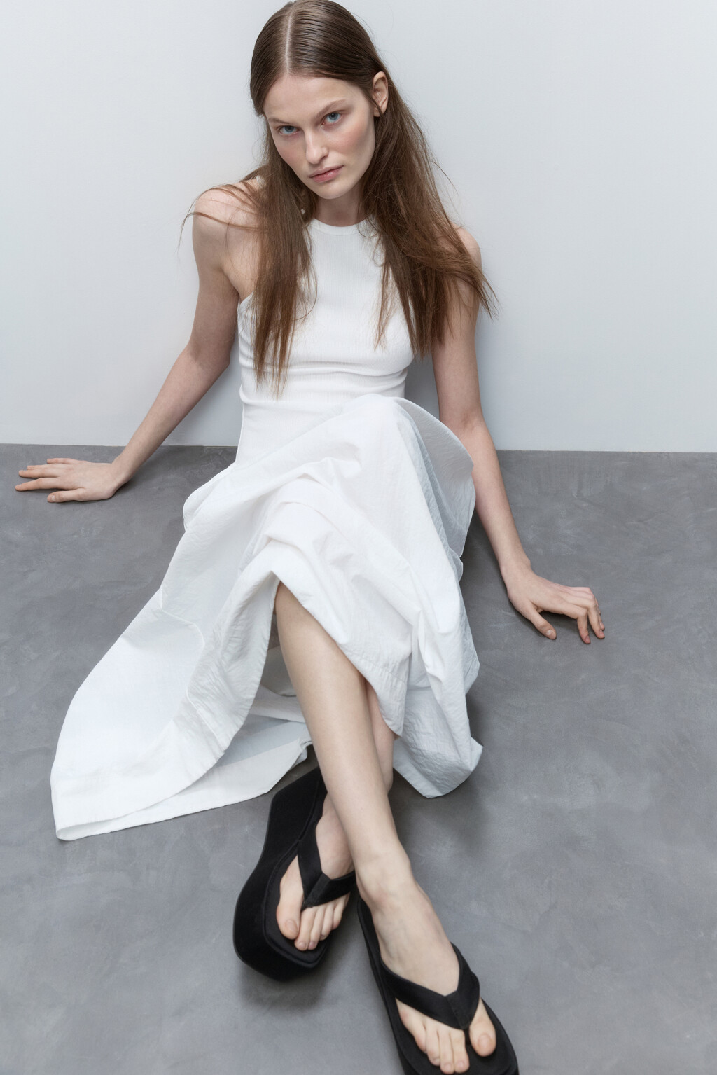 Платье-сарафан с верхом из майки в рубчик - цвет белый - 6