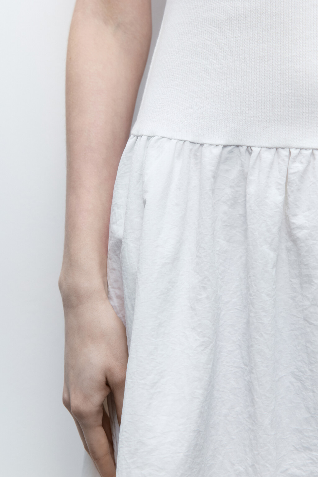 Платье-сарафан с верхом из майки в рубчик - цвет белый - 7