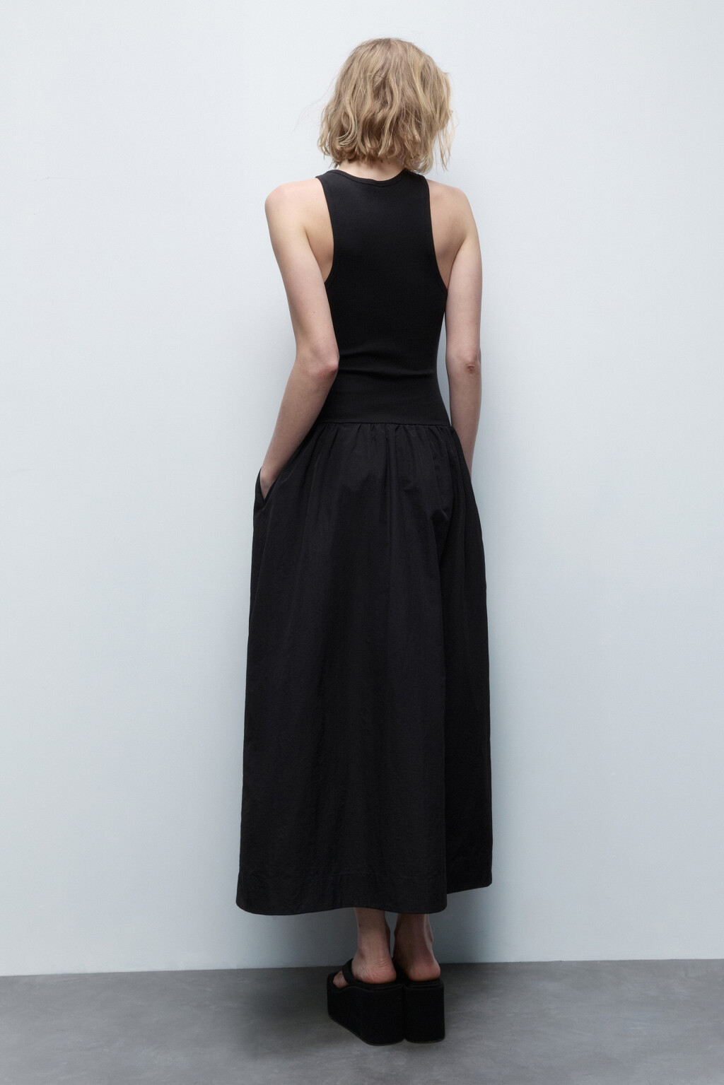 Платье-сарафан с верхом из майки в рубчик - цвет черный - 4