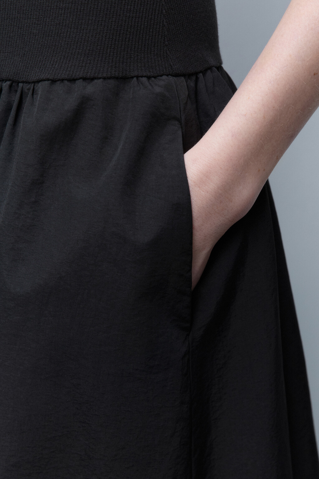 Платье-сарафан с верхом из майки в рубчик - цвет черный - 7