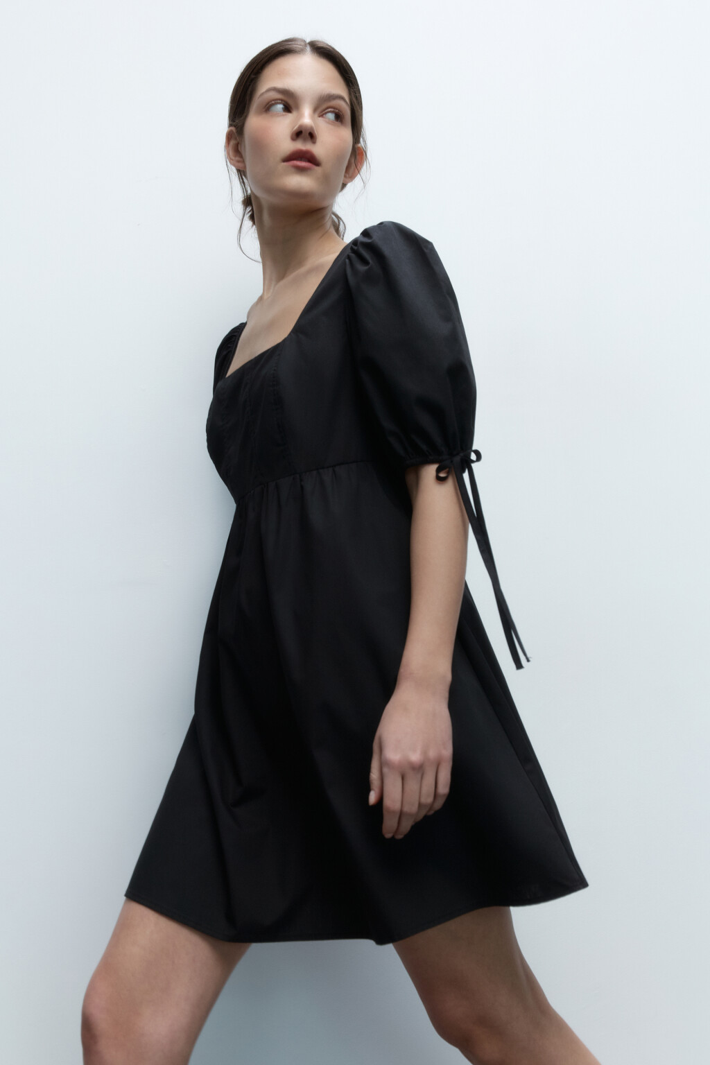 Платье мини приталенное с пышными рукавами - цвет черный - 1