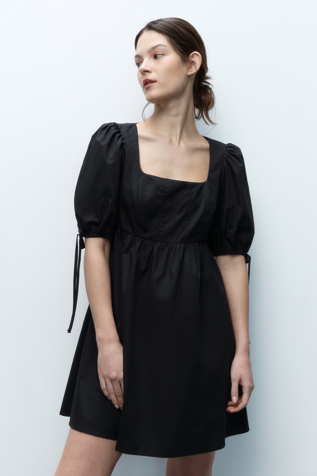 Платье мини приталенное с пышными рукавами - цвет черный - 2