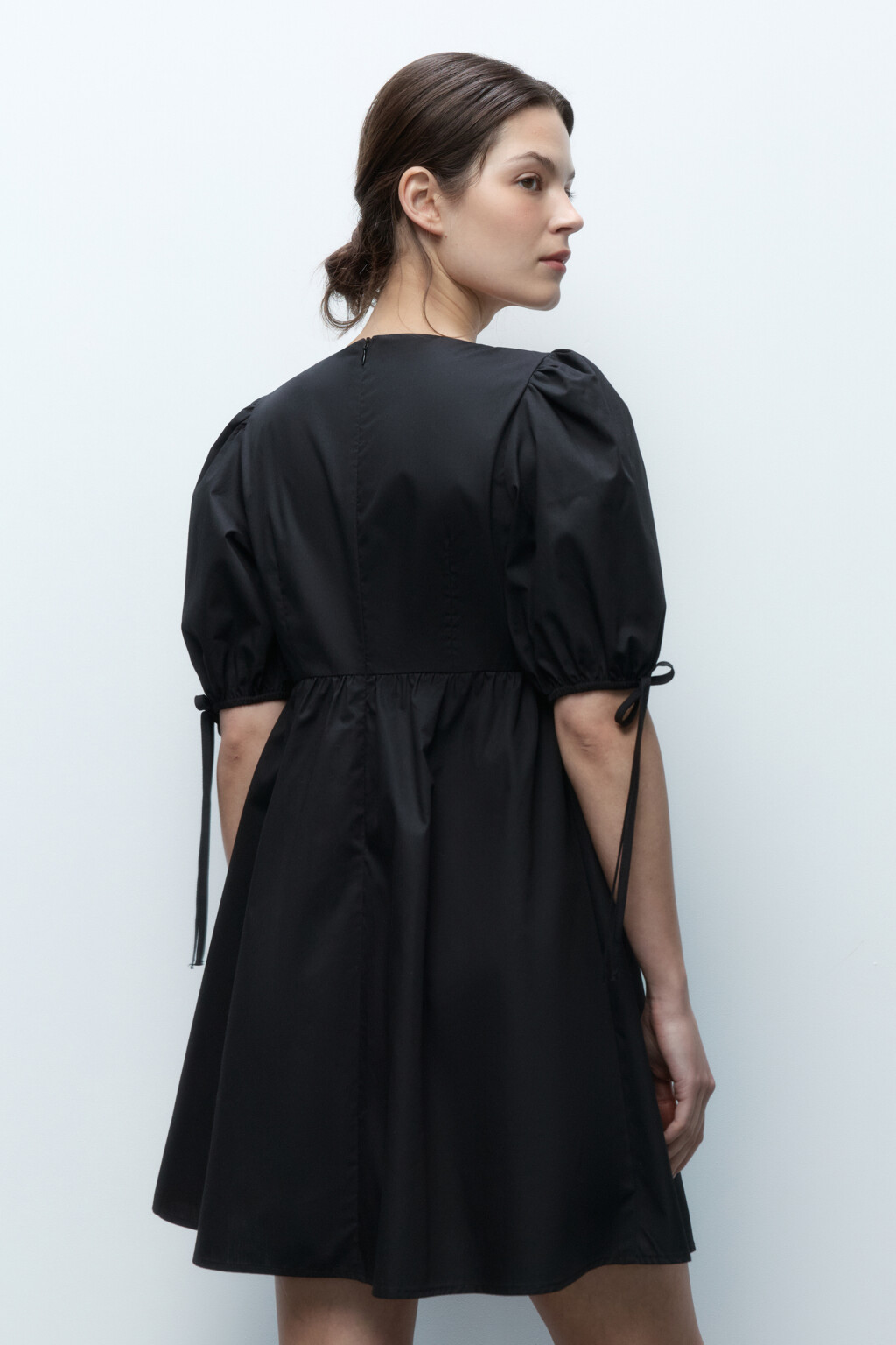 Платье мини приталенное с пышными рукавами - цвет черный - 4