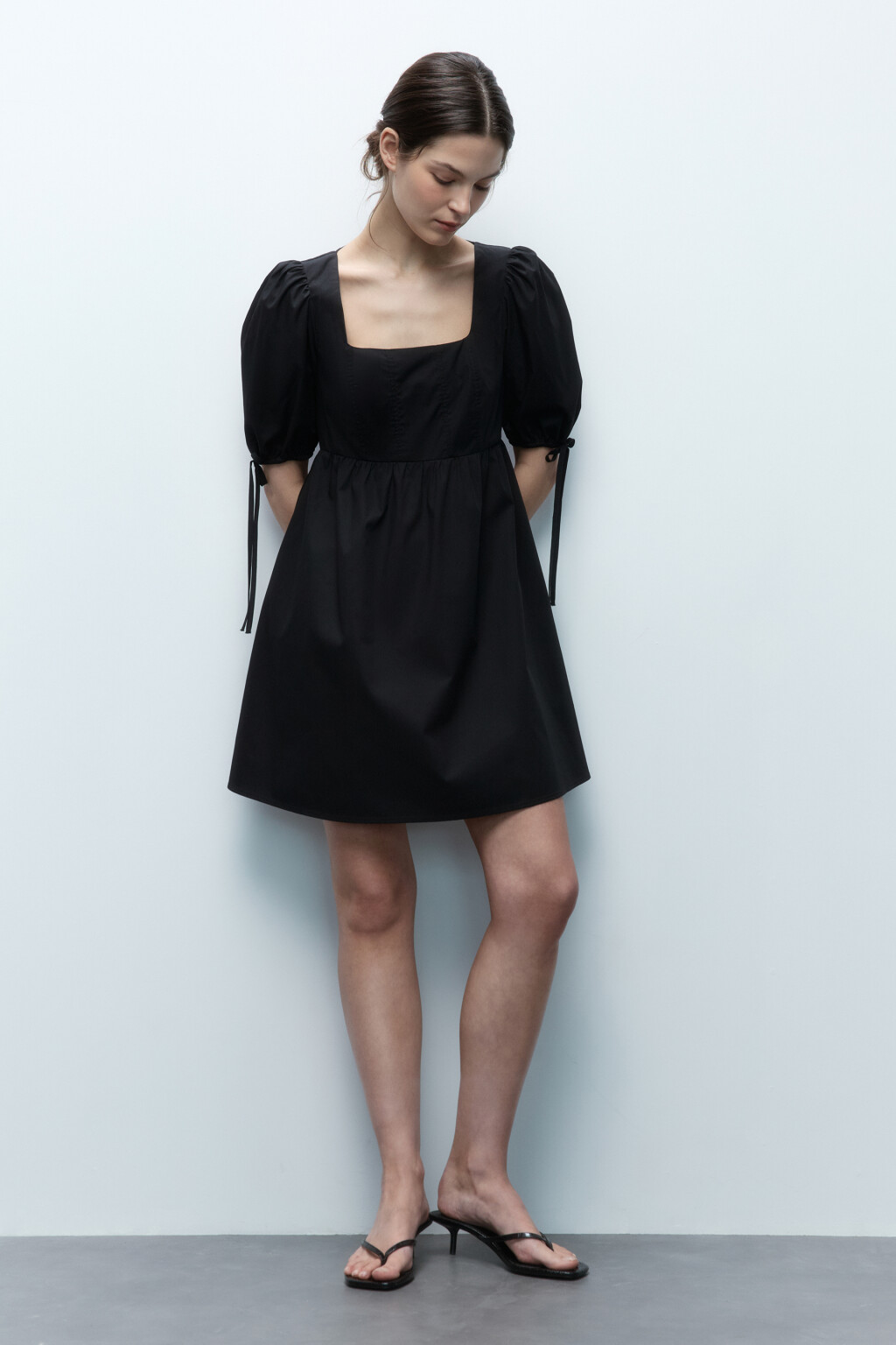 Платье мини приталенное с пышными рукавами - цвет черный - 5