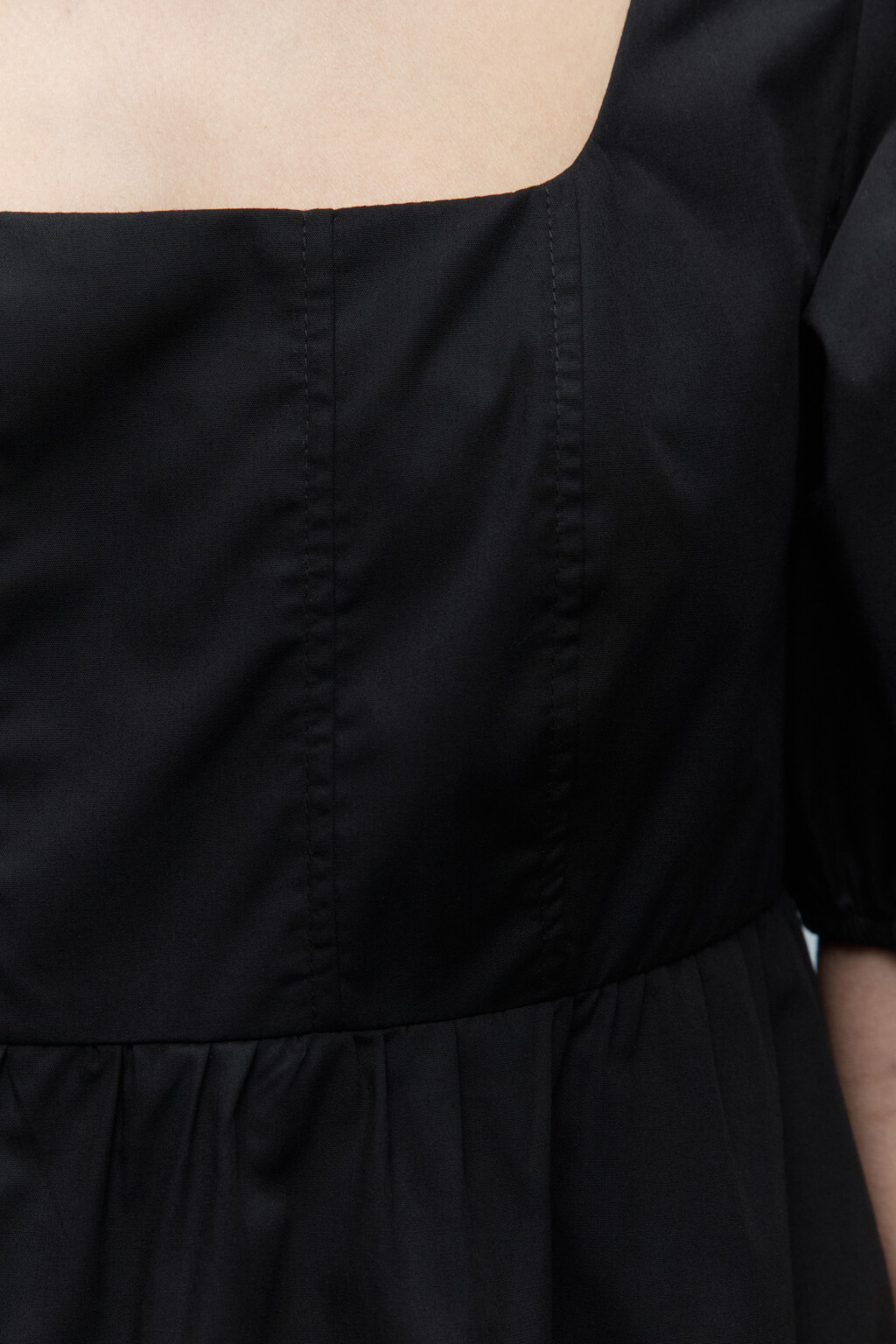 Платье мини приталенное с пышными рукавами - цвет черный - 6