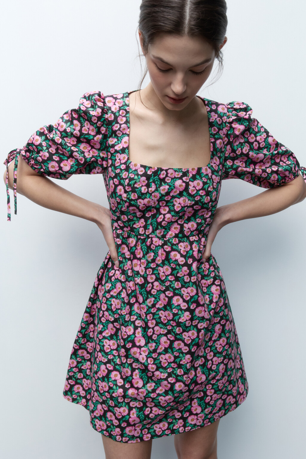 Платье мини приталенное с пышными рукавами - цвет мультиколор - 1