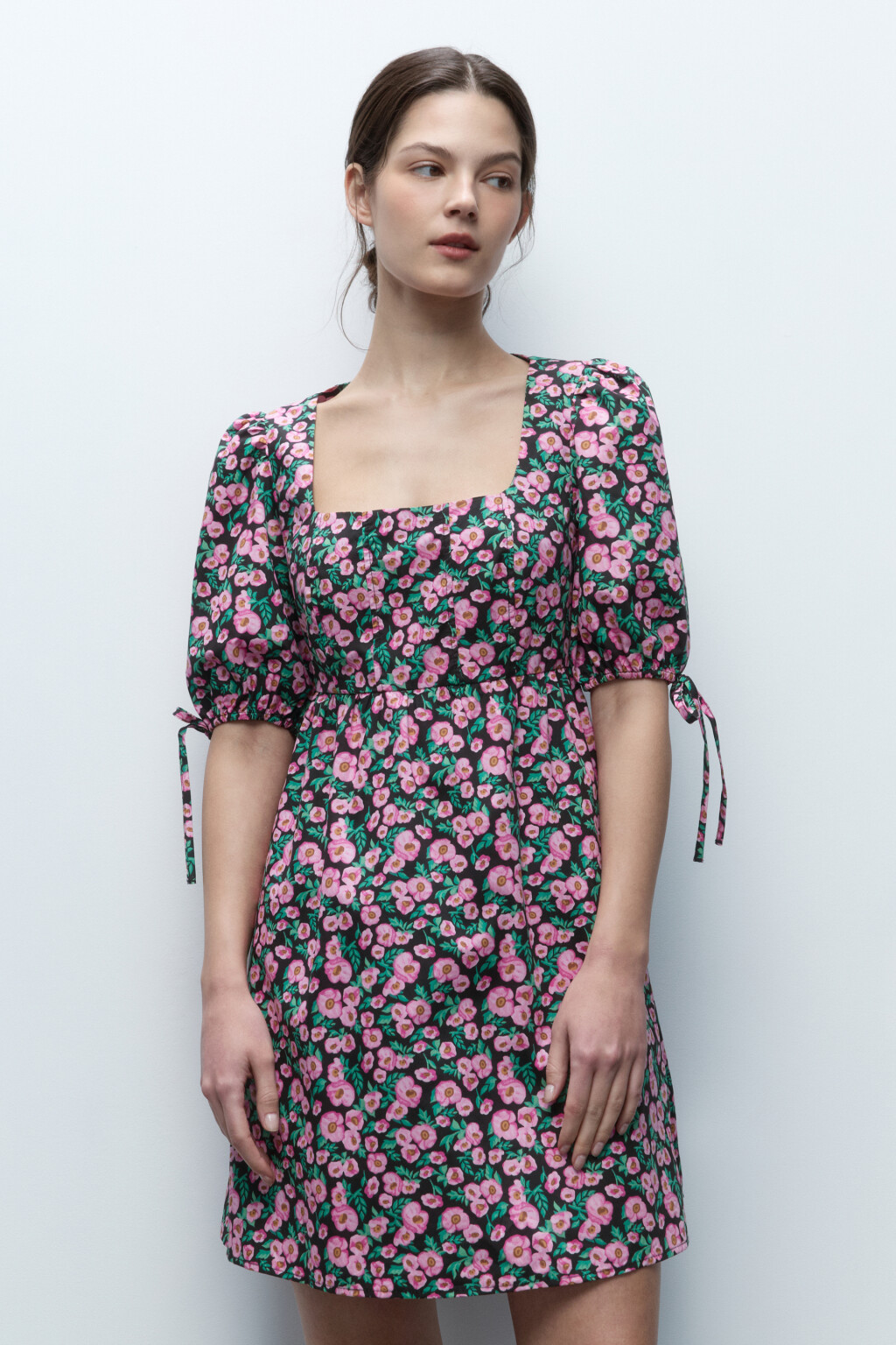 Платье мини приталенное с пышными рукавами - цвет мультиколор - 2