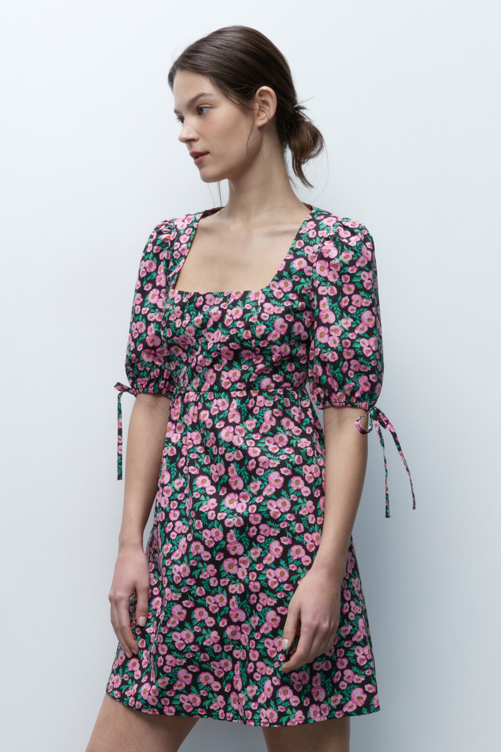 Платье мини приталенное с пышными рукавами - цвет мультиколор - 3