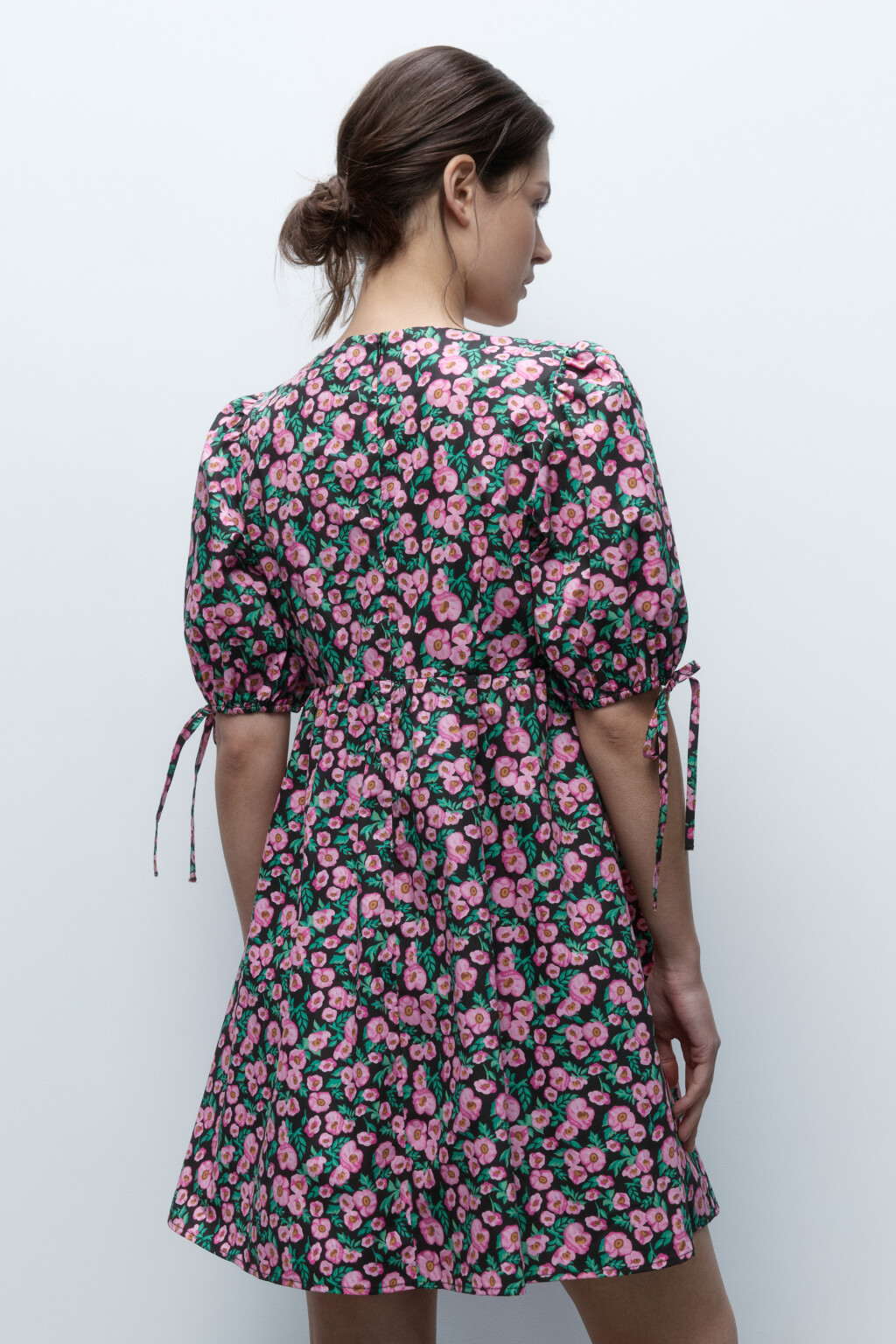 Платье мини приталенное с пышными рукавами - цвет мультиколор - 4