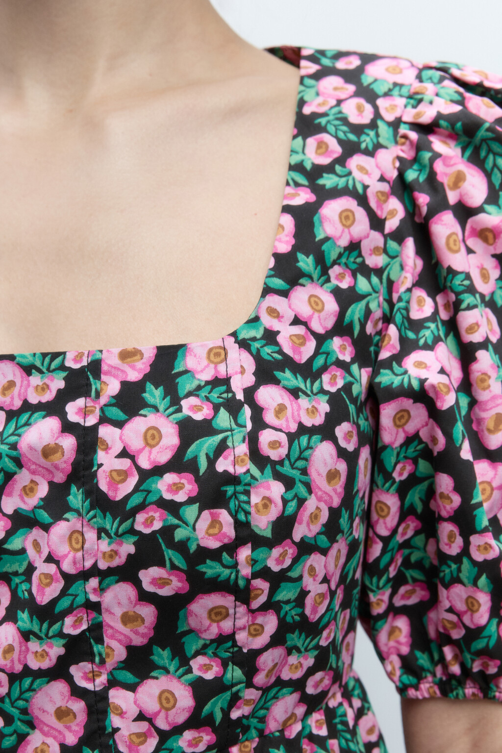 Платье мини приталенное с пышными рукавами - цвет мультиколор - 7