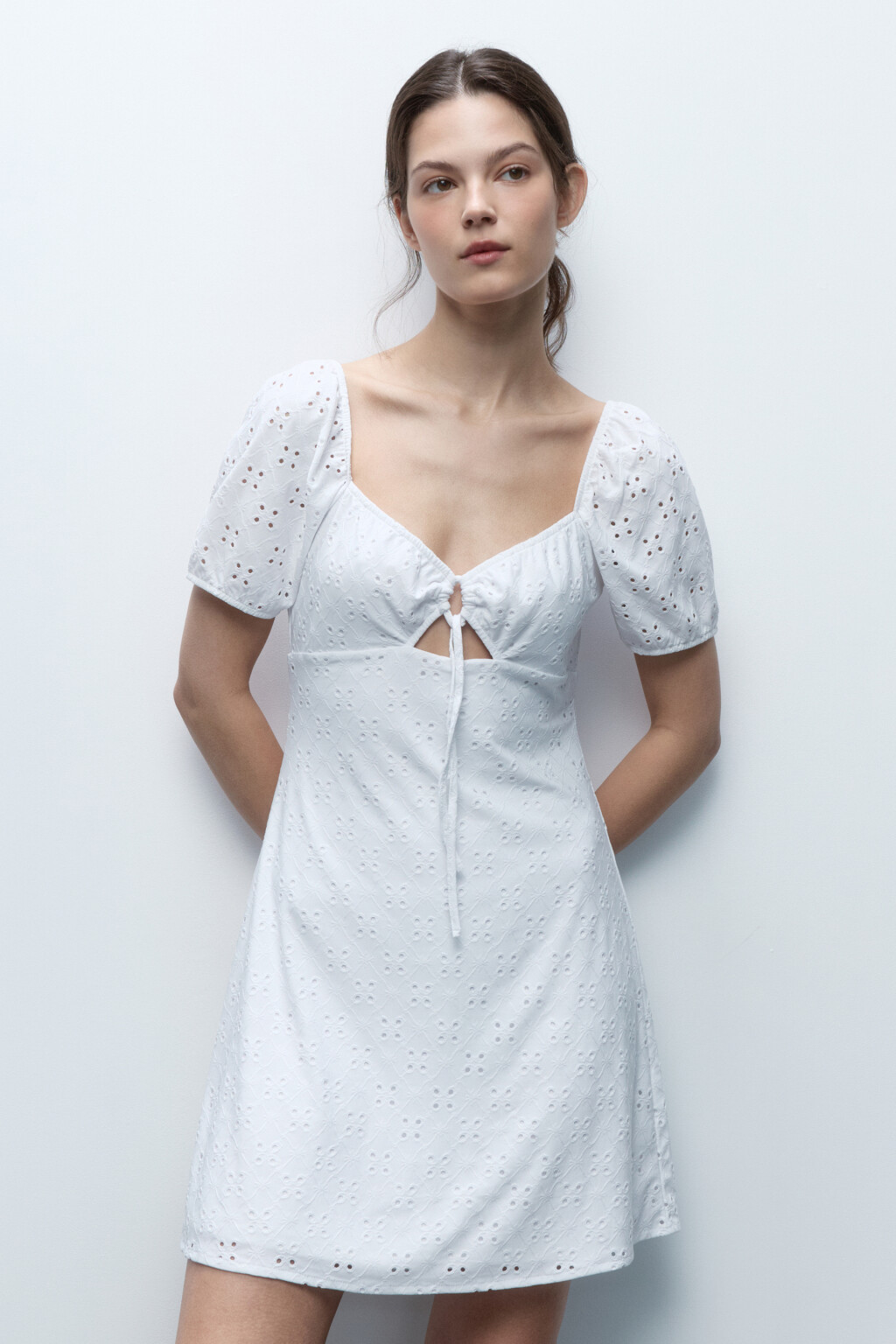 Платье А-силуэта мини с завязками на груди - цвет белый - 2