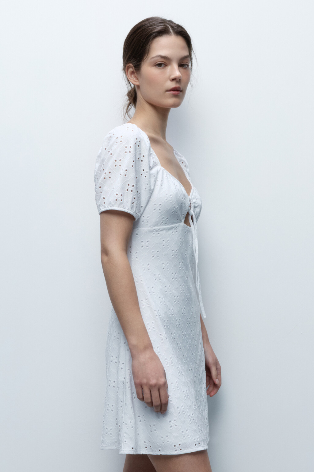 Платье А-силуэта мини с завязками на груди - цвет белый - 3