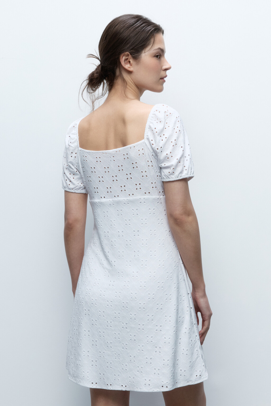 Платье А-силуэта мини с завязками на груди - цвет белый - 4