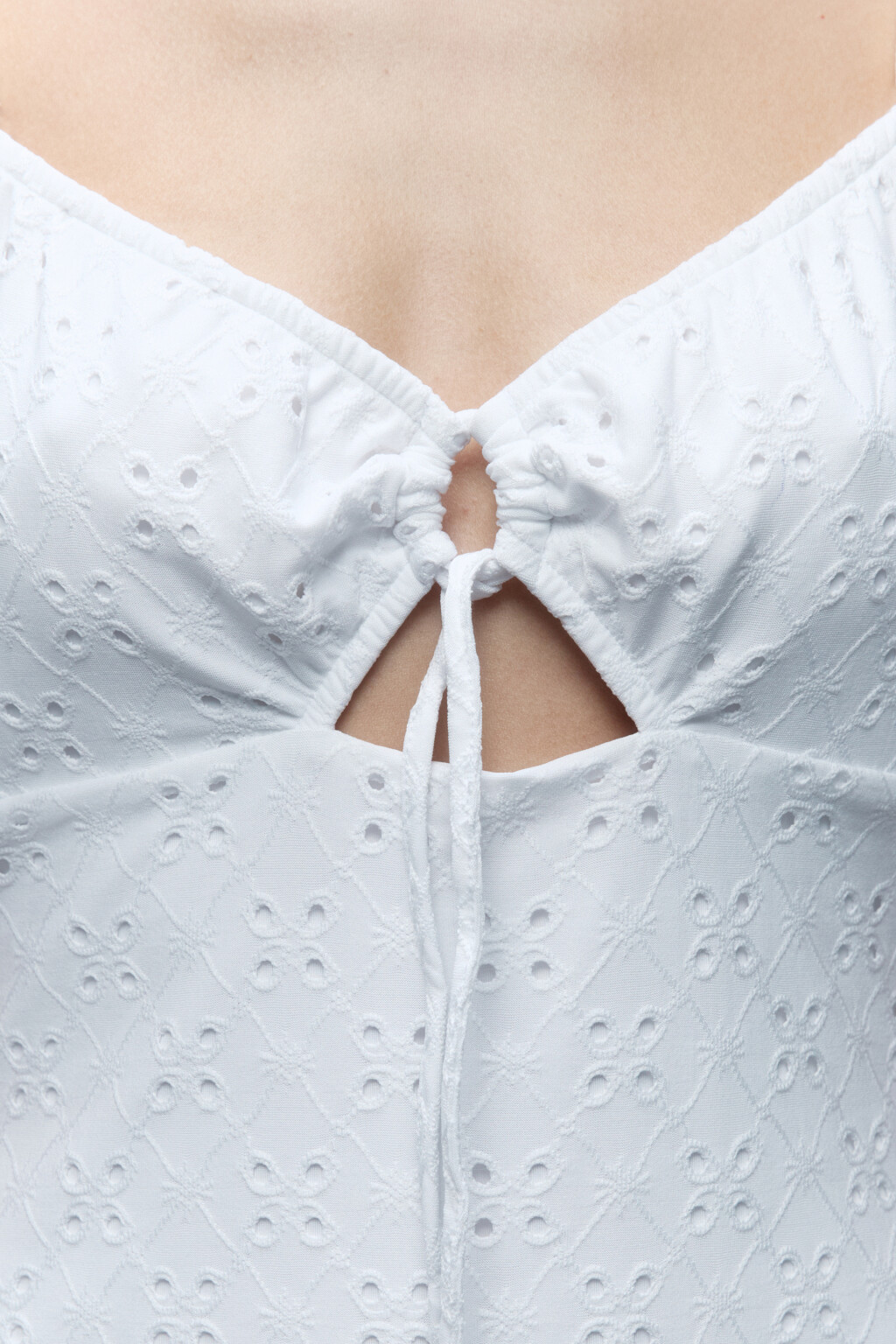 Платье А-силуэта мини с завязками на груди - цвет белый - 6