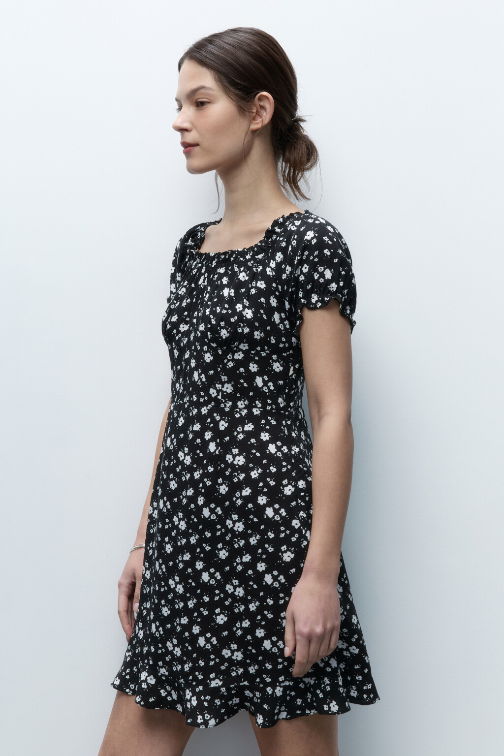 Платье мини вискозное с оборками - цвет черный - 4