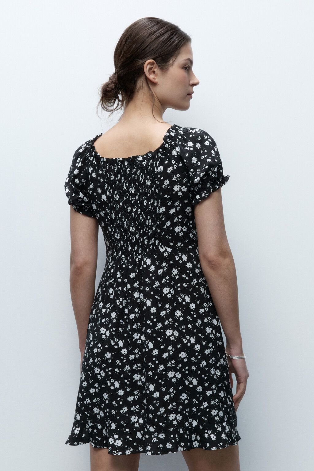 Платье мини вискозное с оборками - цвет черный - 5
