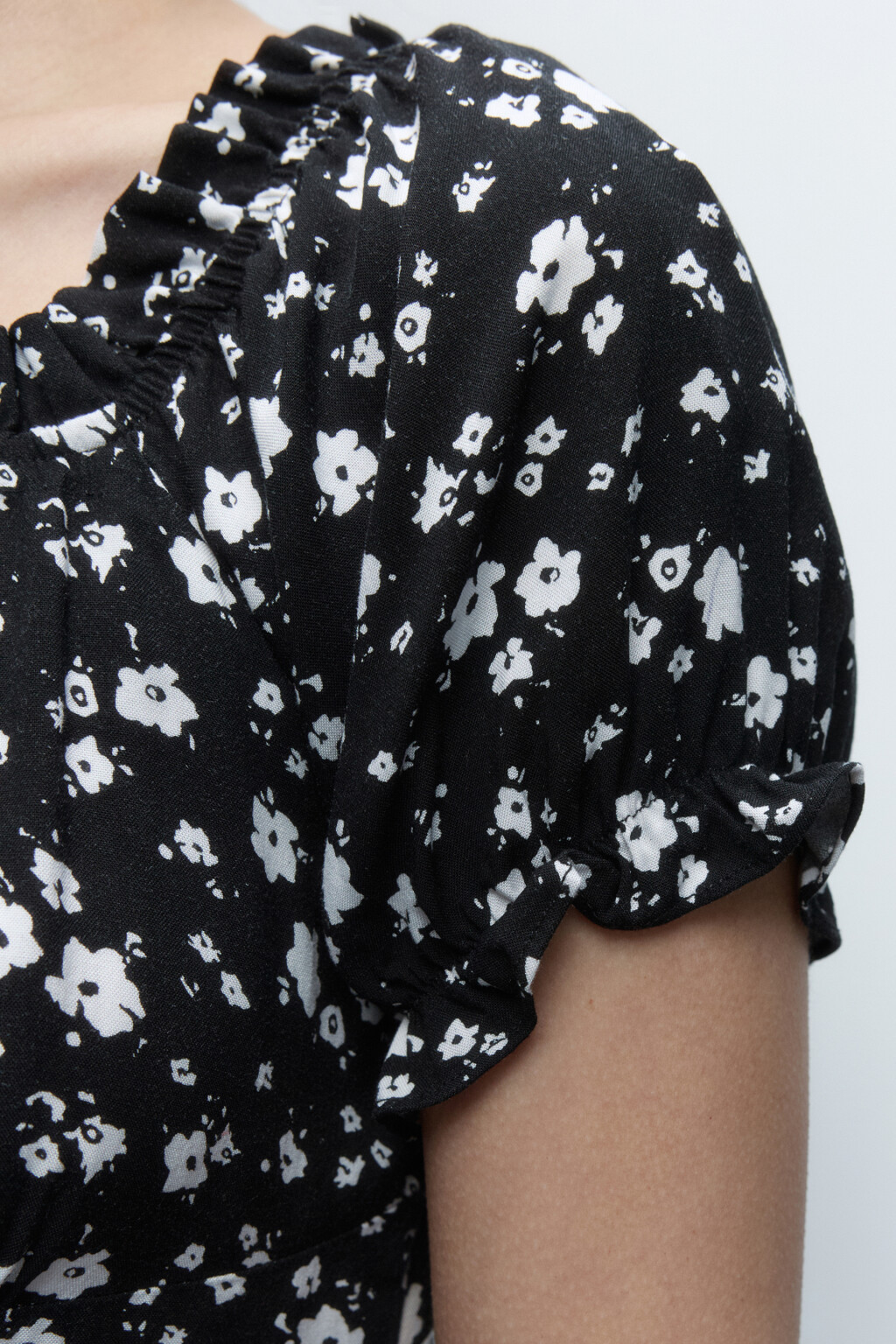 Платье мини вискозное с оборками - цвет черный - 6