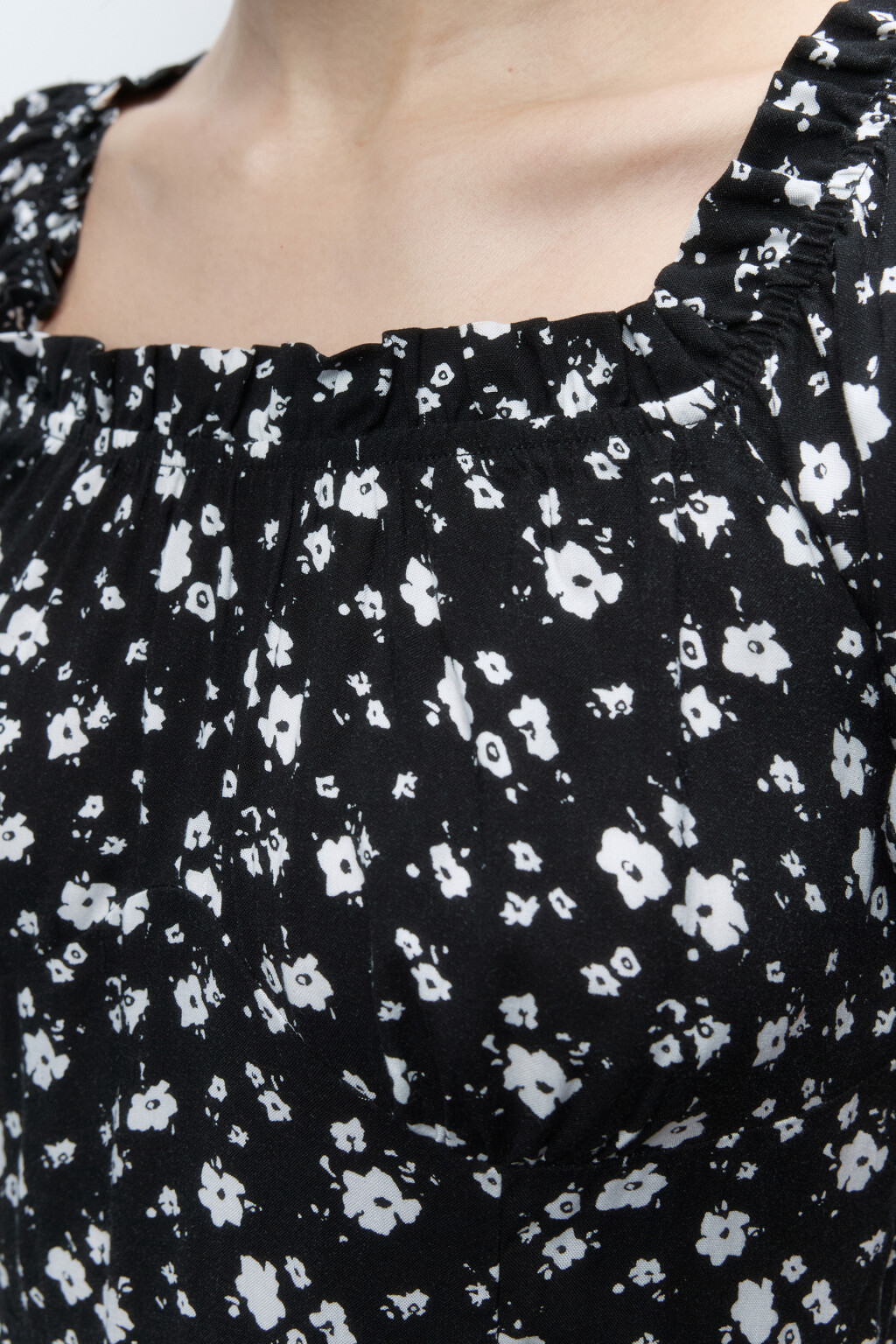 Платье мини вискозное с оборками - цвет черный - 7