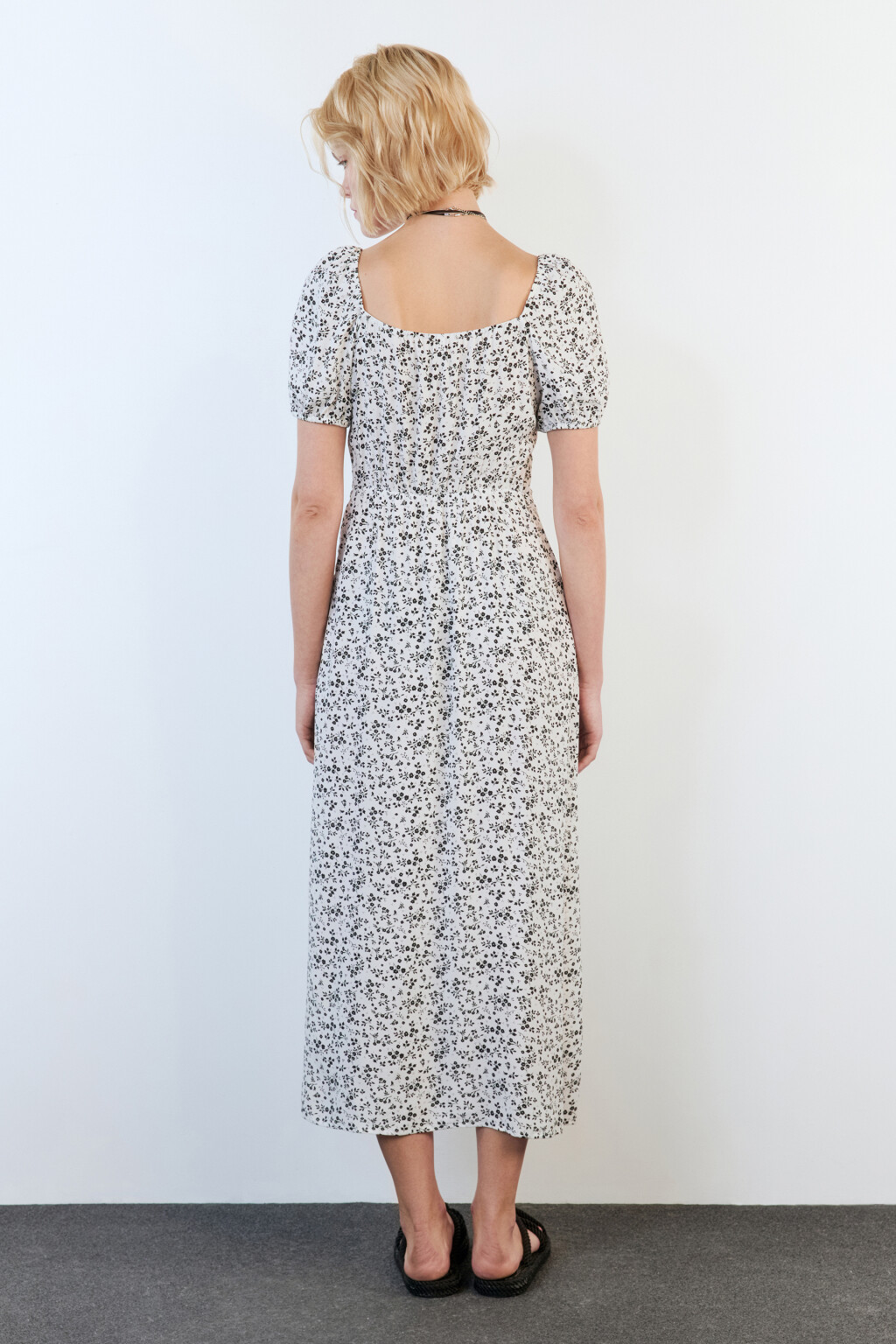 Платье миди вискозное с разрезом и принтом - цвет белый - 4