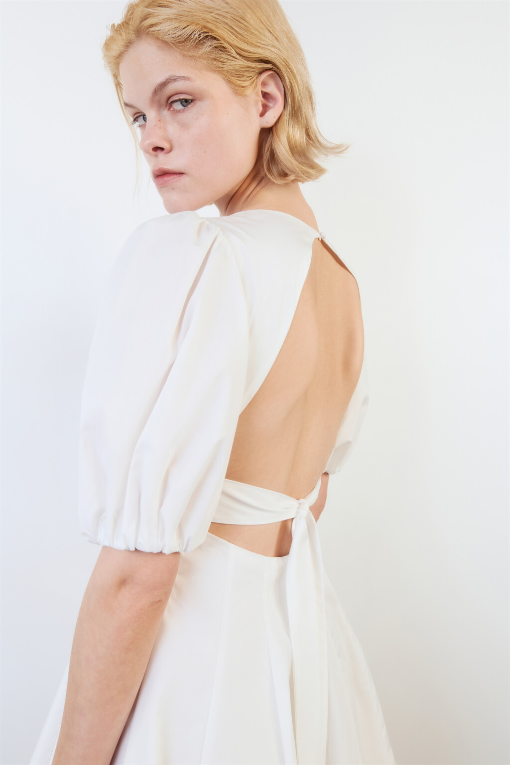 Платье мини хлопковое с вырезом на спинке - цвет белый - 2