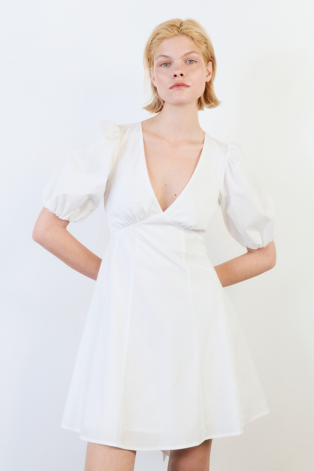 Платье мини хлопковое с вырезом на спинке - цвет белый - 3