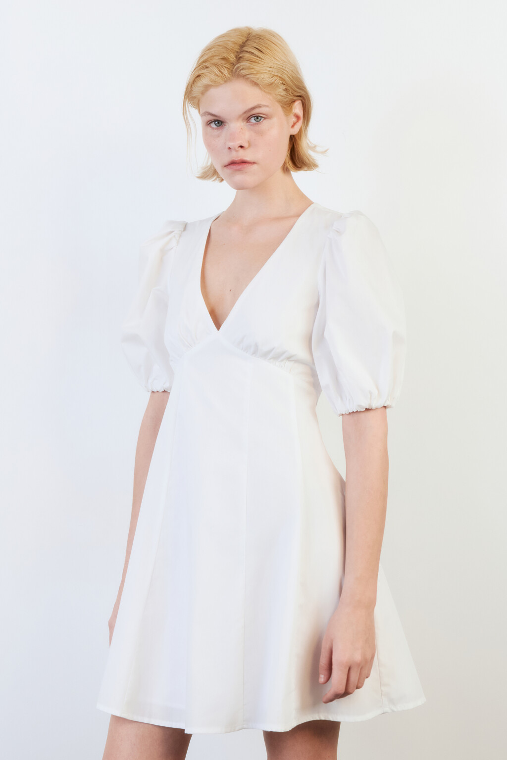 Платье мини хлопковое с вырезом на спинке - цвет белый - 4