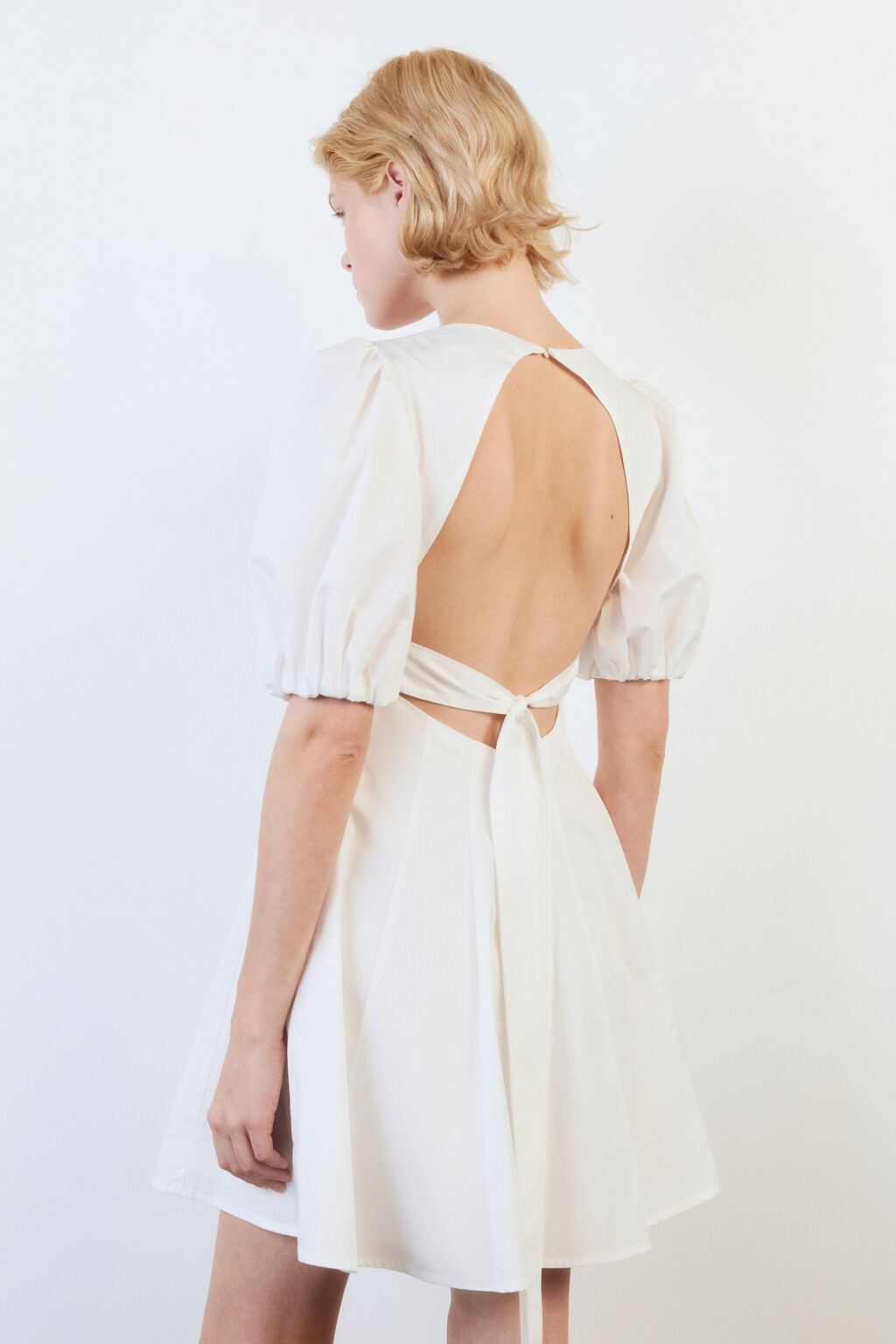 Платье мини хлопковое с вырезом на спинке - цвет белый - 5